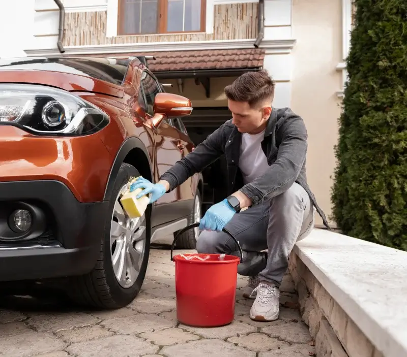 Lavage auto à domicile Landrethun-le-Nord : professionnel intervenant sur un véhicule